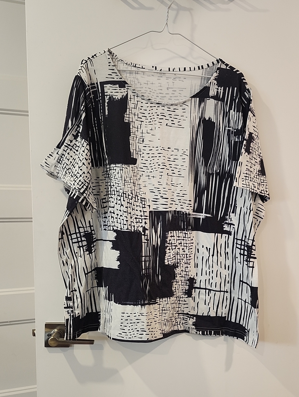 P2P 27" Women’s Abstract Print Black & White Short Sleeve Top